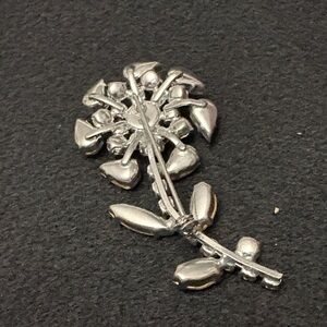 Elegant Vintage Stunning Silver  Floral Brooch